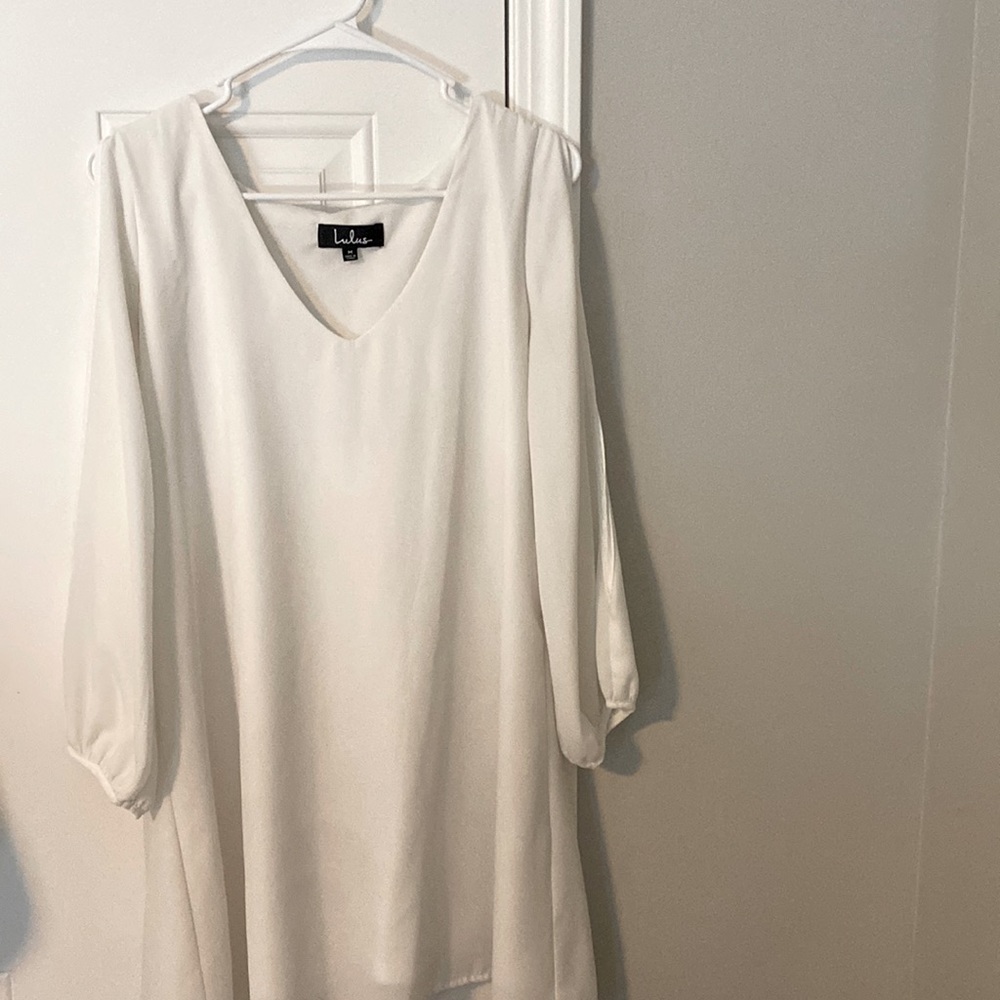 White LuLu’s long sleeve dress with slits in sleeves, size M, new condition